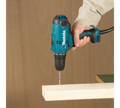 Набор электроинструмента Makita DK0121 (дрель-шуруповёрт DF0300 + УШМ GA5030), в коробке