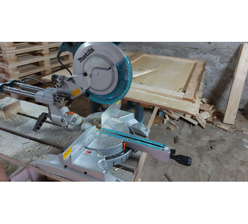 Пила торцовочная Makita LS1018LN