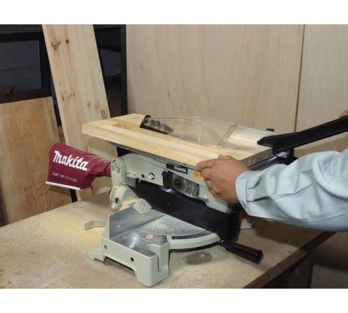 Пила торцовочная комбинированная Makita LH1040 в коробке